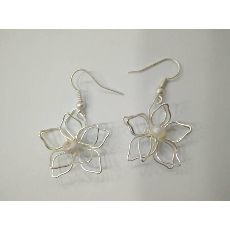 Earrings with metal elements and white pearls