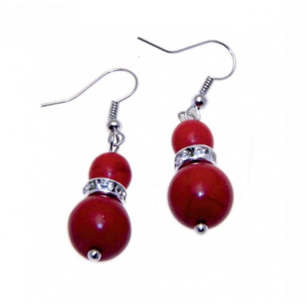 Earrings with metal elements and coral-colored pearls