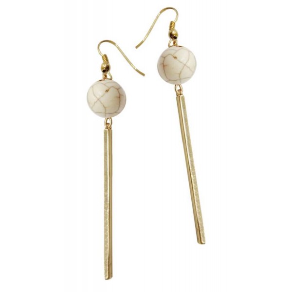 Earrings with metal elements and ecru colored pearls