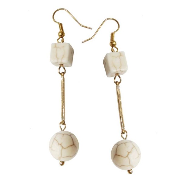Earrings with metal elements and ecru colored pearls