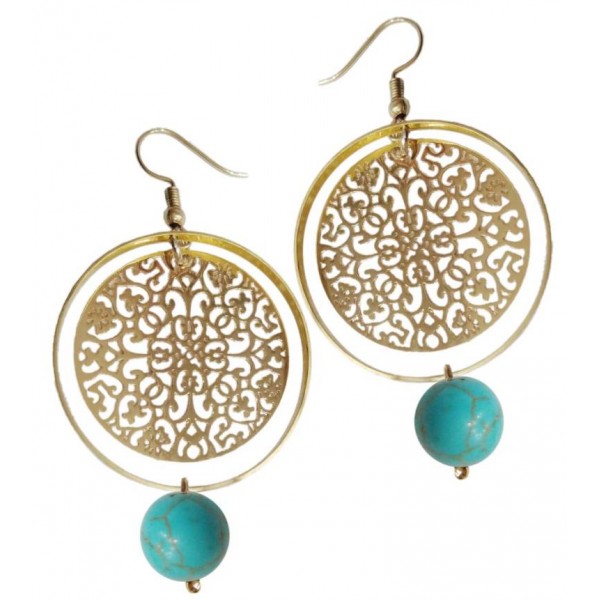 Earrings with metal elements and turquoise colored pearls