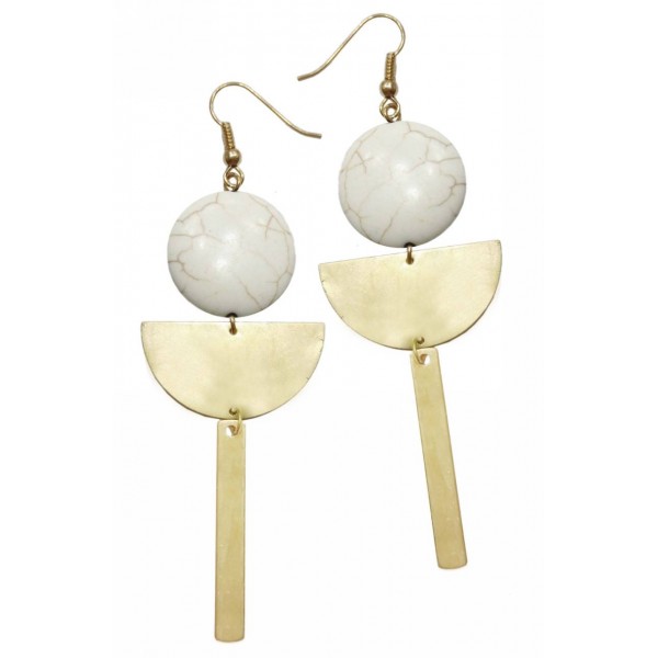Earrings with metal elements and white colored pearl